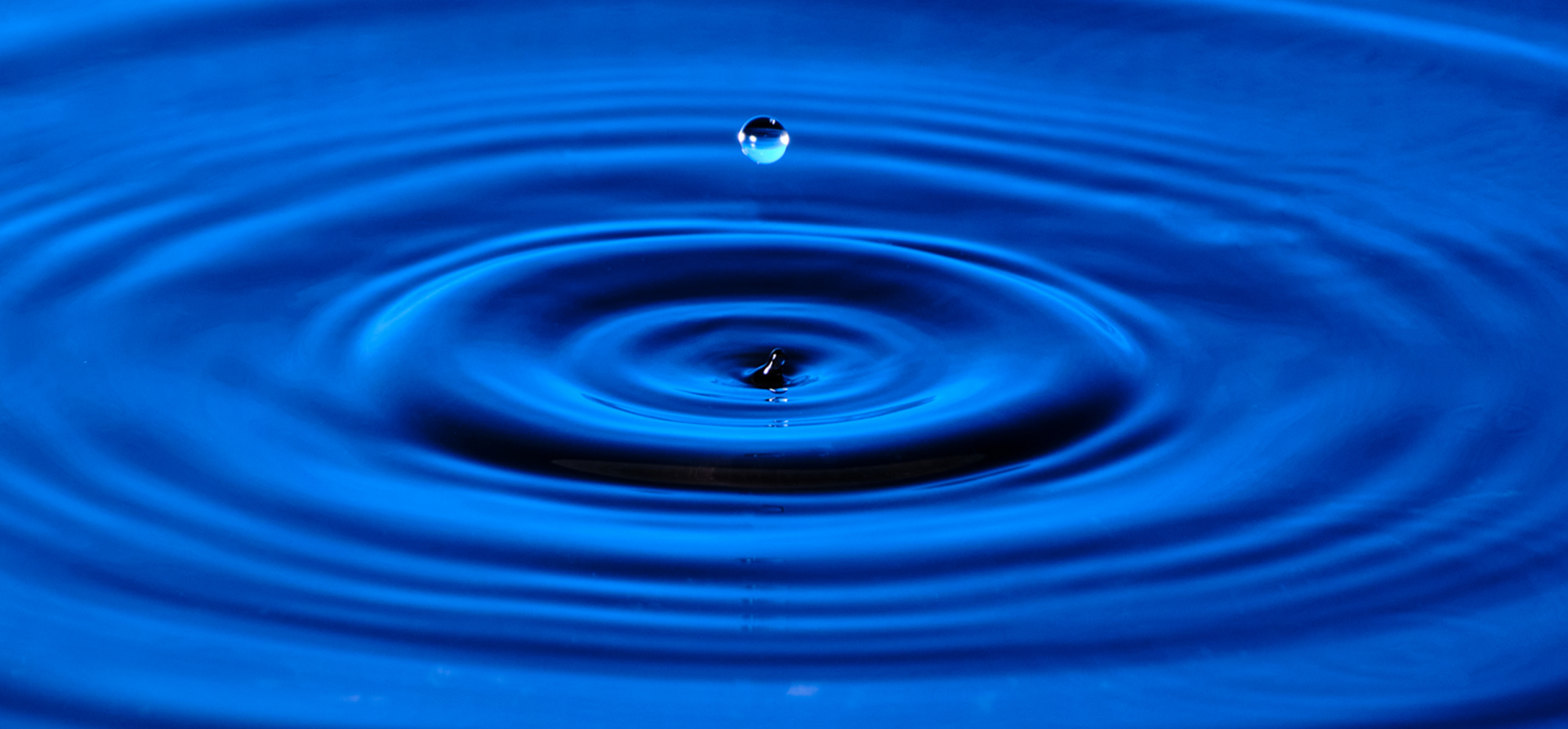 splash-drop-water-with-diverging-water-circles-blue-background 1