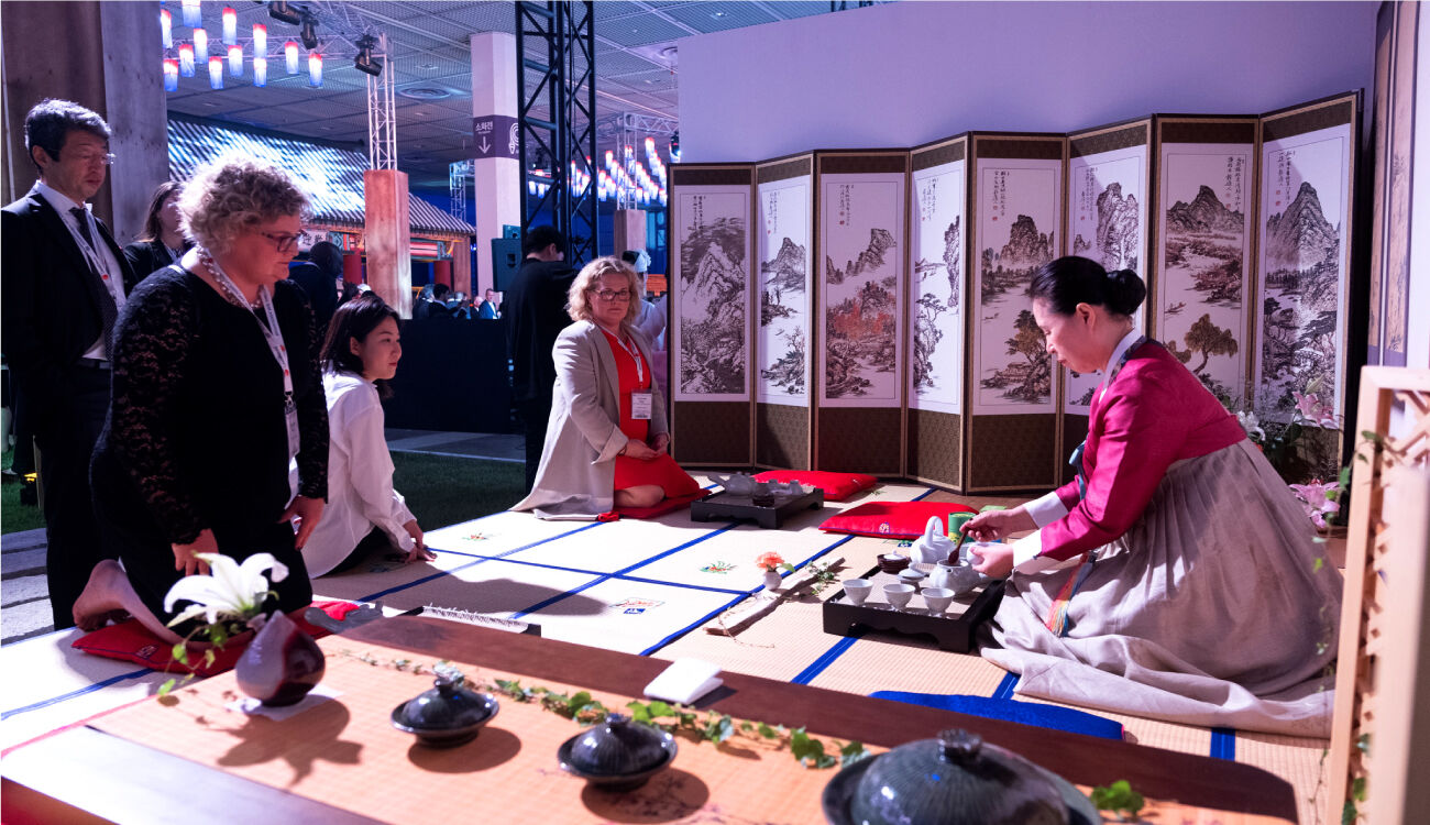 Behind-the-scenes-1 Behind-the-scenes-1